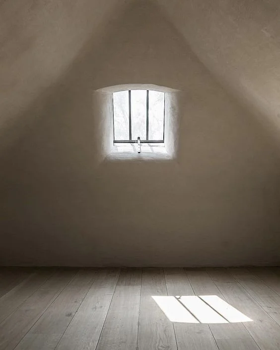 Historisches Dachfenster in Lehmputz-Laibung