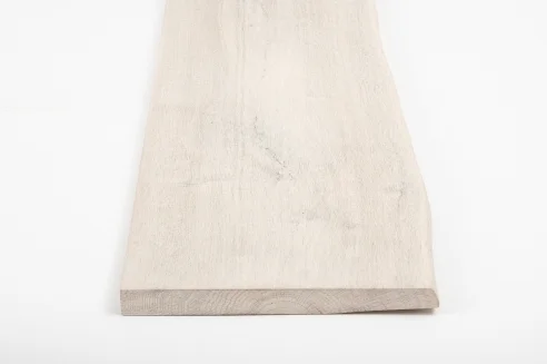 Massivholz-Treppenstufe Wildeiche mit Baumkante 40mm gekalkt weiß geölt – ökologischer Baustoff von Lehm-Revival
