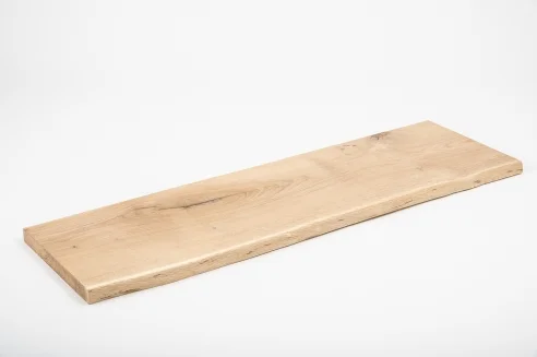 Massivholz-Treppenstufe Wildeiche mit Baumkante 40mm unbehandelt – ökologischer Baustoff von Lehm-Revival