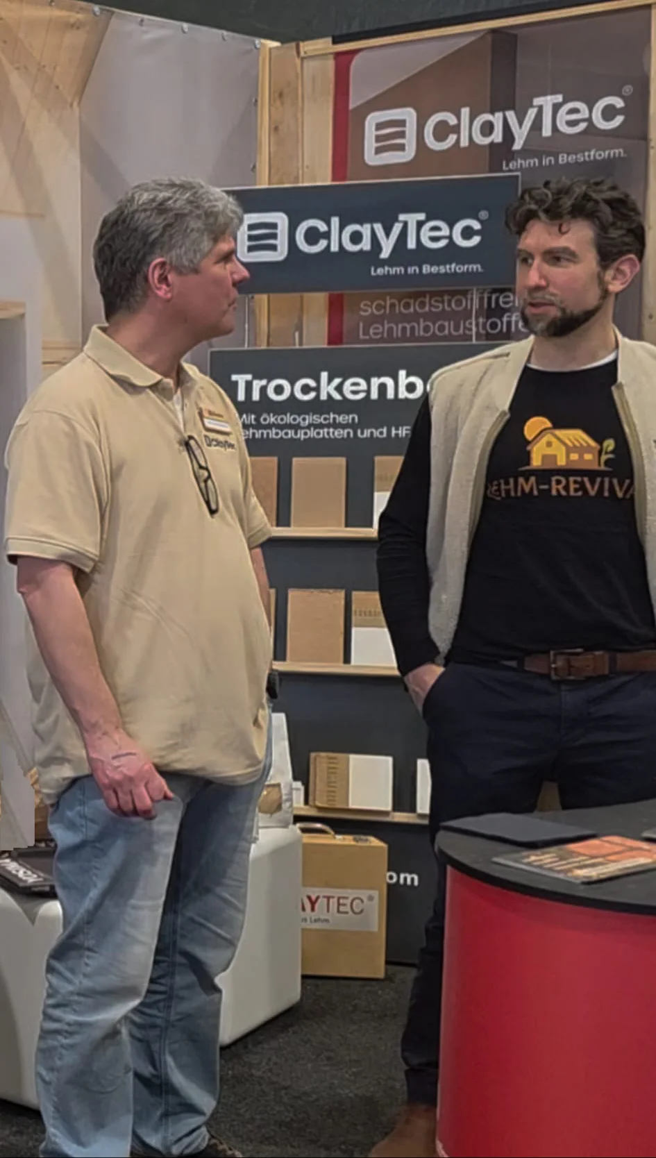 Lehm-Revival - Kenny Kent im Gespräch am ClayTec Stand auf der HanseBau