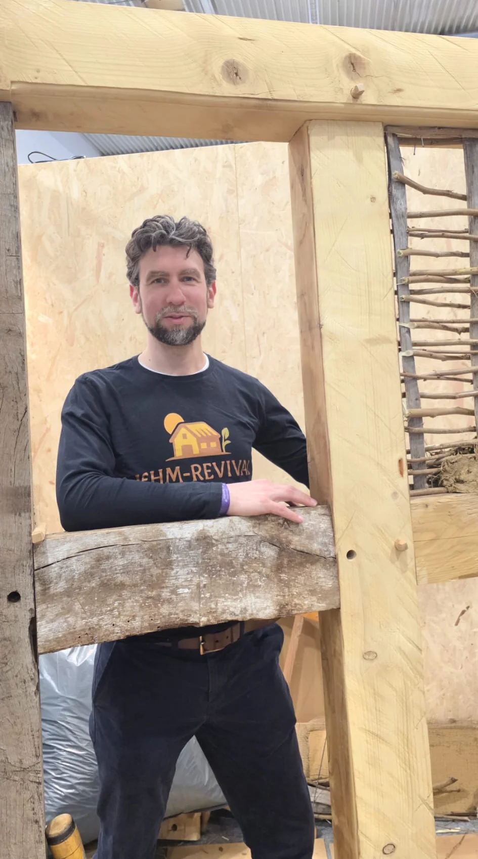 Lehm-Revival - Kenny Kent am Fachwerk-Gefach mit Weidenruten und Lehm