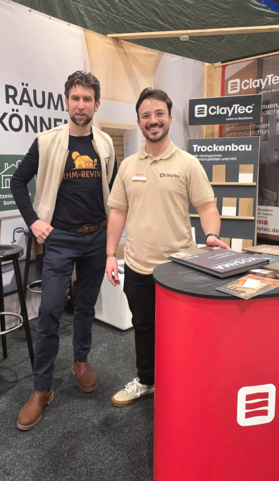 Lehm-Revival - Kenny Kent mit ClayTec Mitarbeiter auf der HanseBau Messe