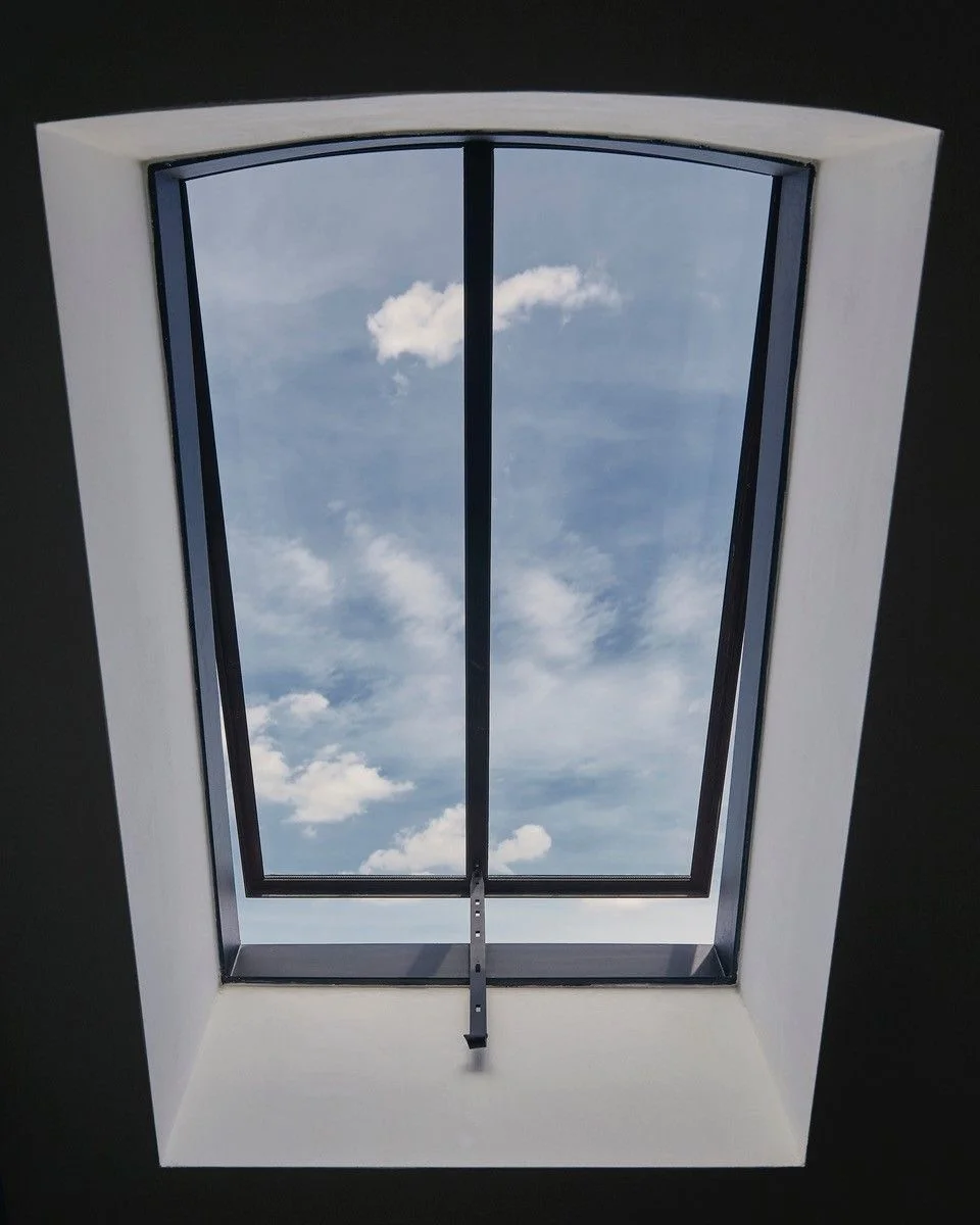 Dachfenster mit Blick in den Himmel