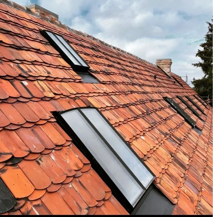 Dachfenster auf Biberschwanz-Dachziegeln