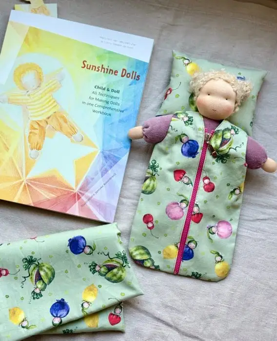 Lehm-Revival_Dollbelge_Sonnenkindpuppen-Naehset_Buch-und-Stoff