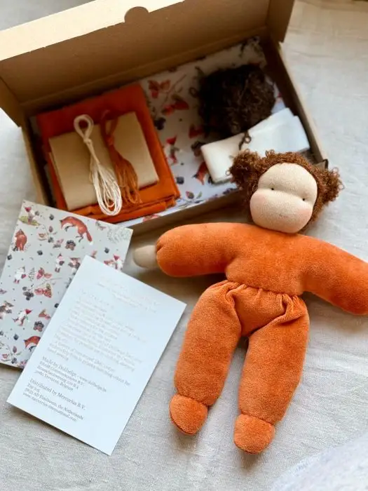 Lehm-Revival_Dollbelge_Sonnenkindpuppen-Naehset_Herbstorange_Inhalt