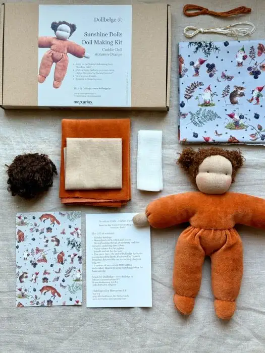 Lehm-Revival_Dollbelge_Sonnenkindpuppen-Naehset_Herbstorange_Set