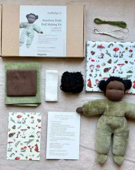 Lehm-Revival_Dollbelge_Sonnenkindpuppen-Naehset_Moosgrun_Set