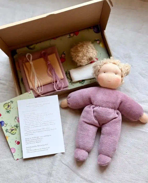 Lehm-Revival_Dollbelge_Sonnenkindpuppen-Naehset_Zartrosa_Inhalt