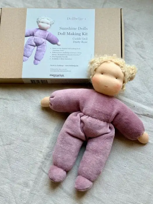 Lehm-Revival_Dollbelge_Sonnenkindpuppen-Naehset_Zartrosa_Puppe