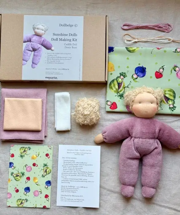 Lehm-Revival_Dollbelge_Sonnenkindpuppen-Naehset_Zartrosa_Set