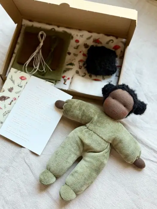 Lehm-Revival_Dollbelge_Sonnenkindpuppen-Naehset_Moosgrun_Inhalt